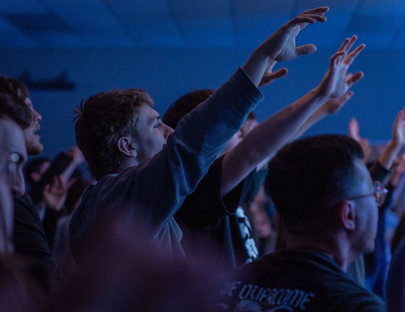 Students worshiping at an SEU extension site night at Life Center